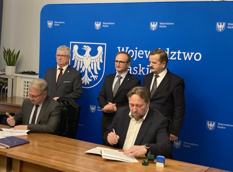 Urzędnicy podpisują umowę na przebudowę DW 786 w Starym Koniecpolu