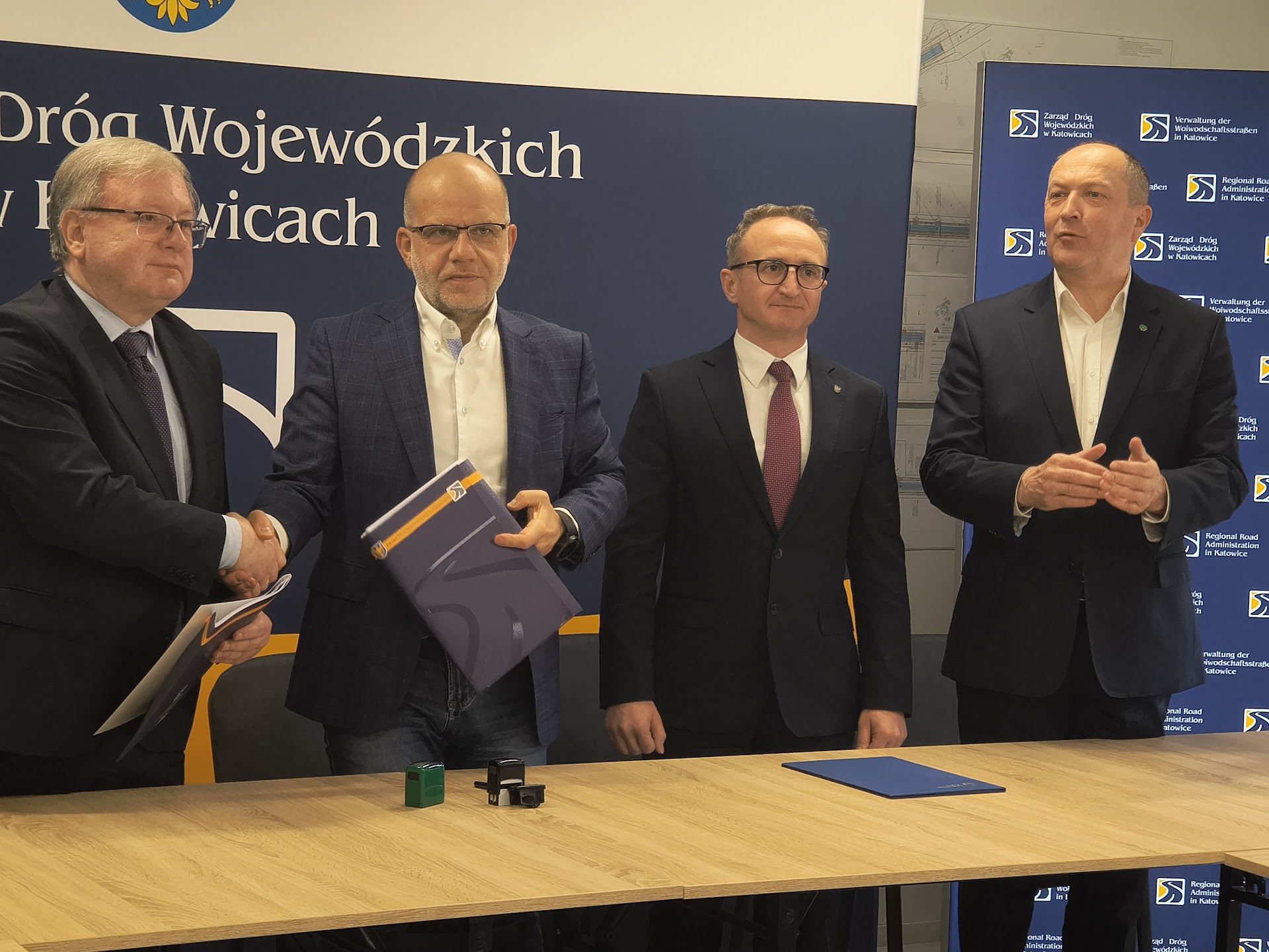 Zbigniew Tabor, dyrektor ZDW w Katowicach (pierwszy od lewej) i Tomasz Kędzior, prezes Drog-Budu podpisali umowę na przebudowę DW 492.