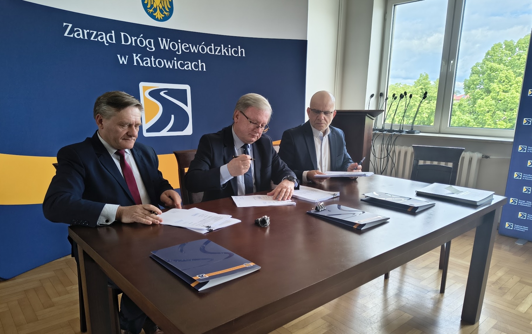 Podpisanie umowy na przebudowę DW 789 w Koziegłowach.