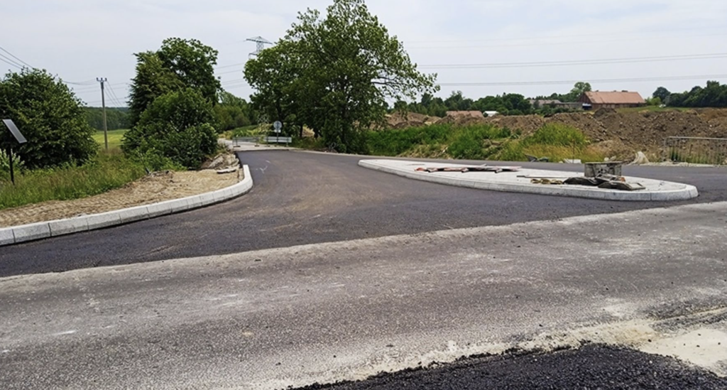 Etap 1. Skrzyżowanie ul. Dąbrowczaków i Głównej.
Ułożona warstwa podbudowy bitumicznej.