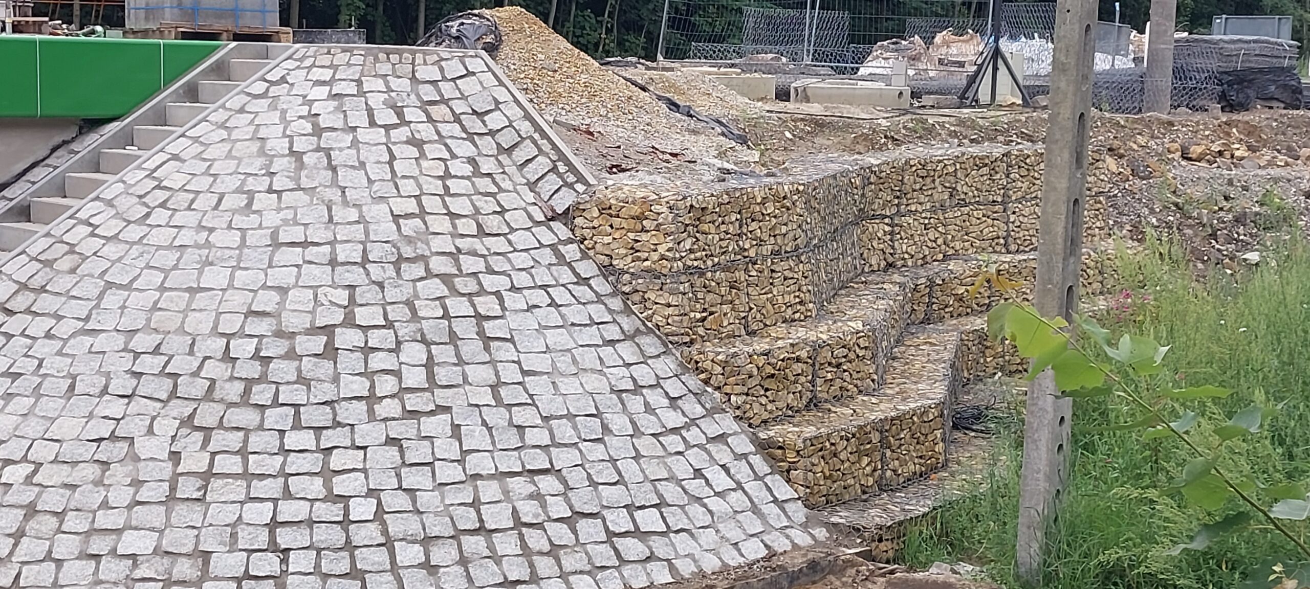 Wzmocnienie skarpy gabionami.